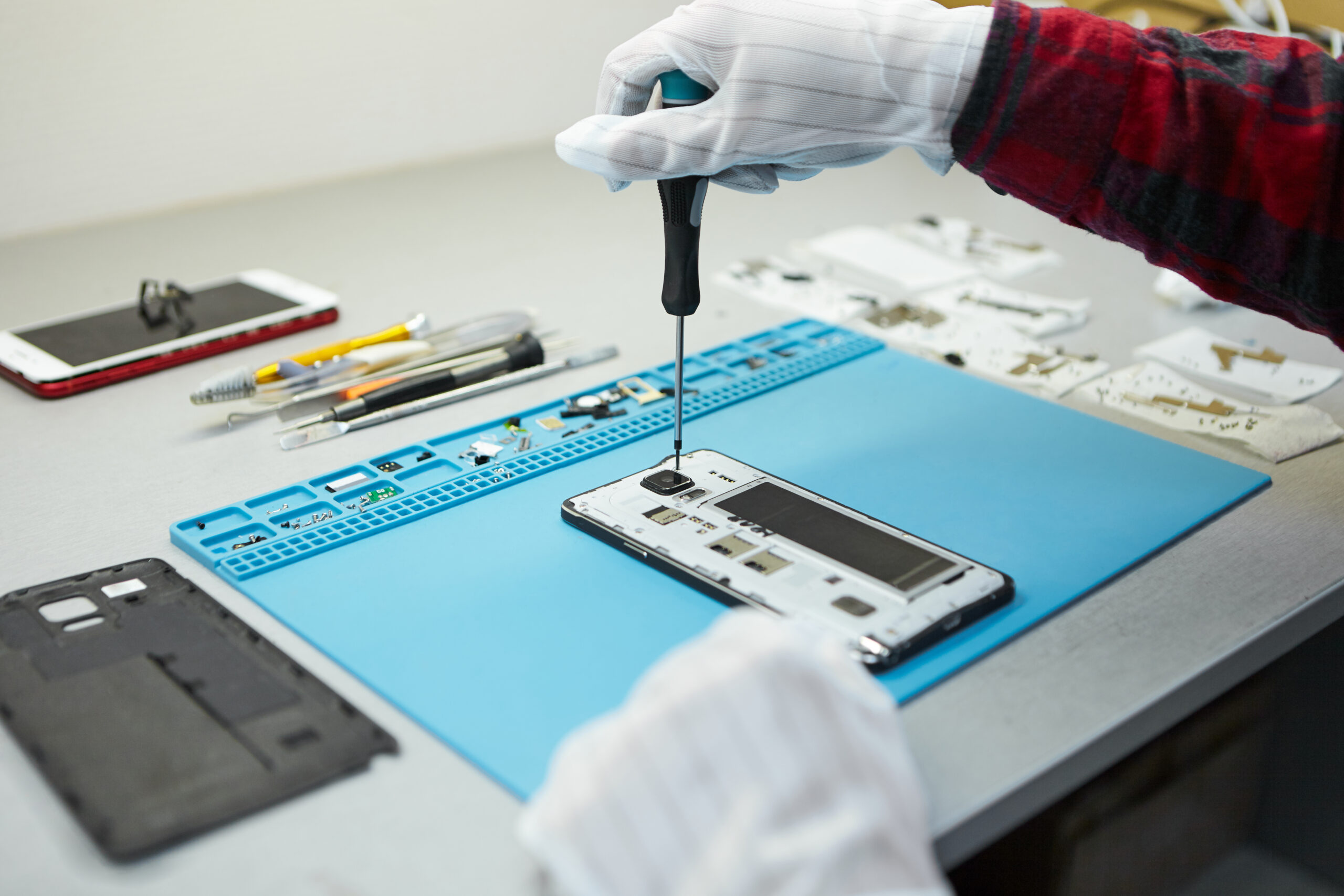 Técnico realizando reparo de smartphone